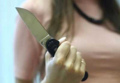 27-летняя женщина схватила нож и держала его перед собой, а потерпевший якобы сам на него случайно напоролся. - ЧП, Криминал