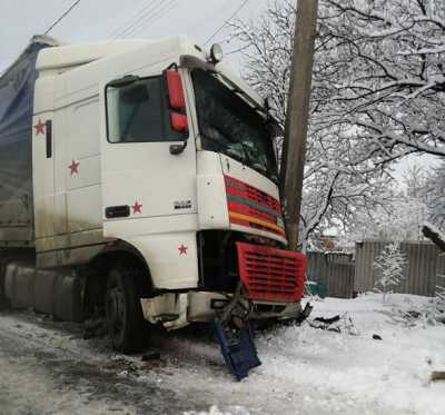 Сегодня, 26 декабря, около 13.00, в районе Черевковки, на затяжном повороте с "Химика", водитель фуры не справился с управлением автомобилем - ЧП, Криминал
