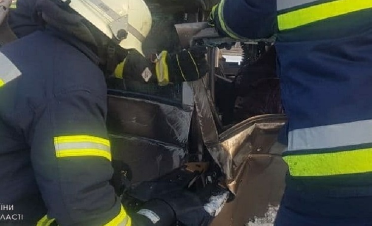 В Краматорском районе спасатели деблокировали женщину из деформированного в ДТП автомобиля ЧП, Криминал