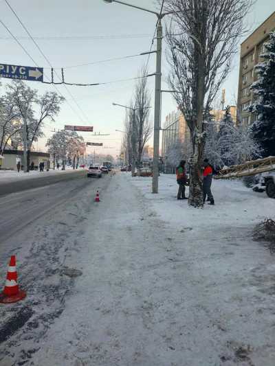 Сегодня, 27 декабря, вдоль гостиницы "Краматорск" по улице В. Стуса ко