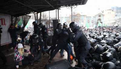 В результате столкновений участников акции SaveФОП возле Верховной рады с правоохранителями пострадали более 20 человек, в том числе полицейские. - Новости Украины