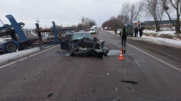 На объездной дороге Львова 31 января произошло серьёзное ДТП с участием "УАЗ 452", тягача для перевозки автомобилей Mercedes-Benz и легковуш - ЧП, Криминал