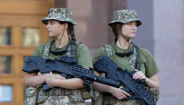 Штрафовать могут только военнообязанных женщин, а ими становятся только после постановки на воинский учет. - Новости Украины