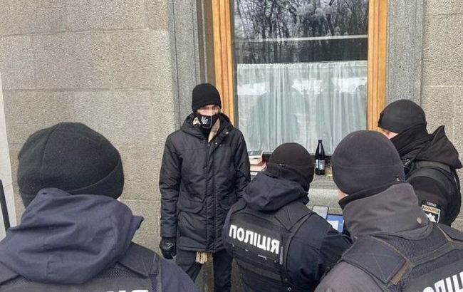 В Киеве мужчина бросил молоток в окно Рады и пытался сбежать от полиции ЧП, Криминал