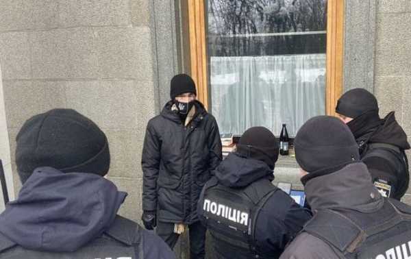 В Киеве мужчина разбил окно в здании Верховной рады Украины, бросив в него молоток. - ЧП, Криминал