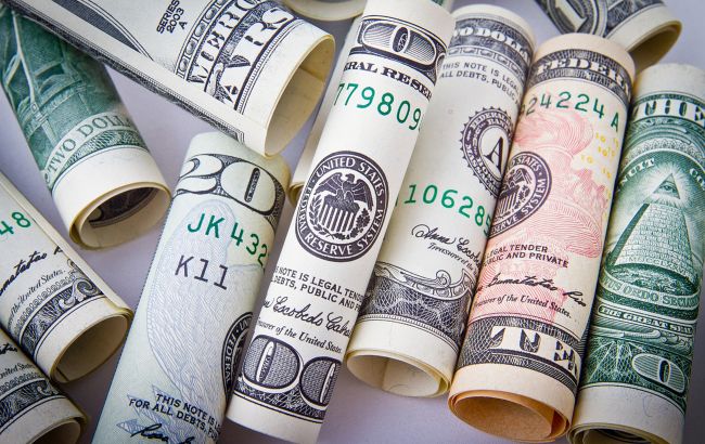 НБУ повысил официальный курс доллара на 50 копеек Общество