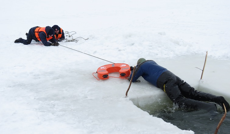В Краматорском районе спасатели спасли провалившегося под лед мужчину ЧП, Криминал