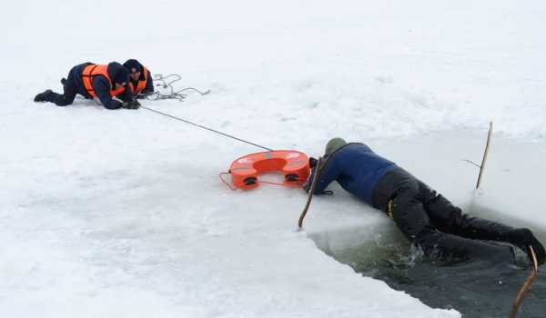 В Дружковке спасатели спасли провалившегося под лед мужчину. - ЧП, Криминал