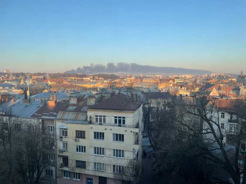Утром, 18 марта прогремели взрывы на окраине Львова. Видны большие клубы чёрного дыма. - Новости Украины