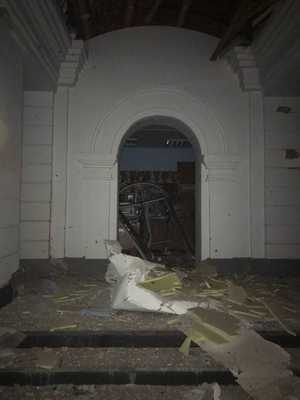 От мощного взрыва, взрывной волной выбило практически все окна и двери