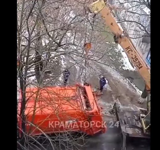 В Краматорске мусоровоз провалился под асфальт (видео) ЧП, Криминал