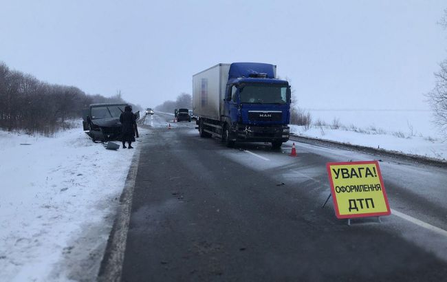 Под Харьковом легковое авто влетело в грузовик: в ДТП погиб шестимесячный ребенок ЧП, Криминал