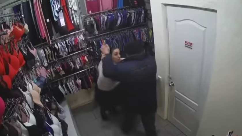 Покупатель хотел изнасиловать продавщицу в магазине: видео нападения в Кривом Роге (видео) ЧП, Криминал